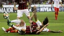 Pemain AC Milan, Patrick Cutronefront jatuh saat berebut bola dengan pemain Benevento, Nicolas Benito Viola pada laga Serie A di San Siro stadium, Milan, (21/4/2018). AC Milan kalah 0-1. (AP/Luca Bruno)