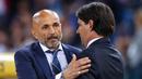 Pelatih Inter Milan, Luciano Spalletti, menyapa pelatih Lazio, Simone Inzaghi, pada laga Serie A Italia di Stadion Olimpico, Roma, Minggu (20/5/2018). Lazio kalah 2-3 dari Inter. (AP/Angelo Carconi)