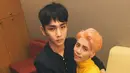 Tangis Key SHINee pecah saat peti Jonghyun dimasukan ke dalam mobil jenazah. Ia tampaknya masih tak percaya jika Jonghyun pergi untuk selama-lamanya. (foto: koreaboo.com)