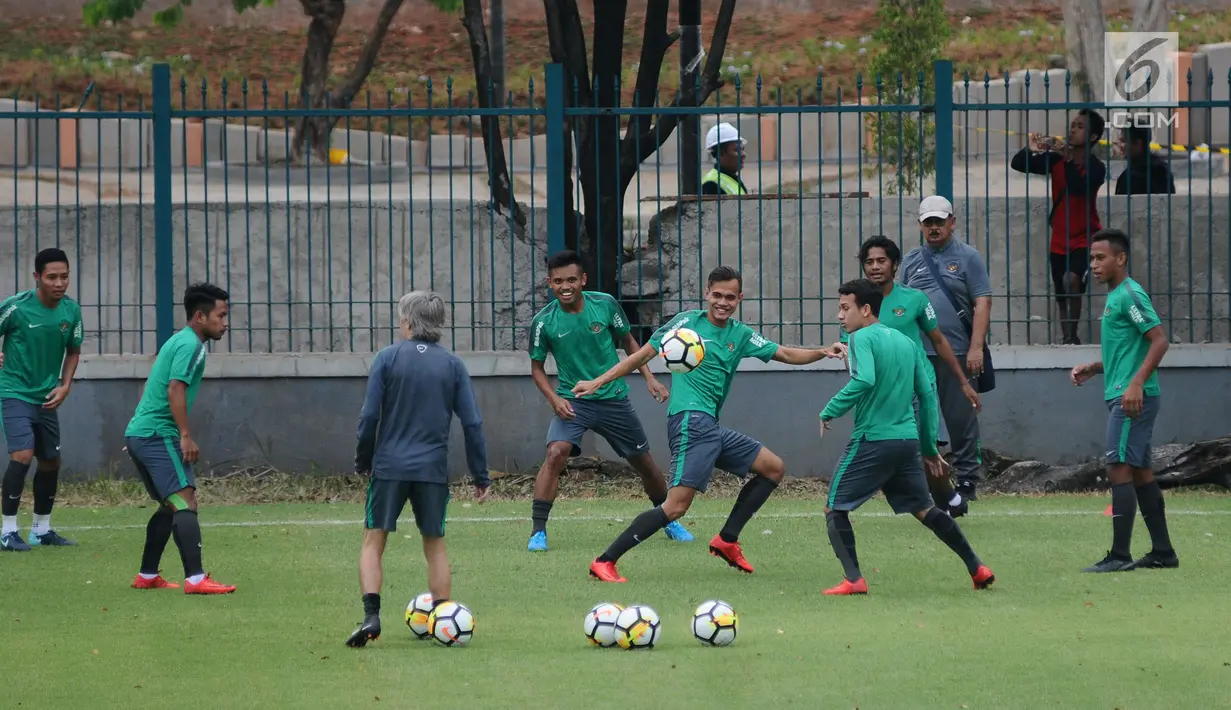 Pemain Timnas Indonesia, Rezaldi Hehanusa (tengah) saat latihan di Lapangan A Senayan, Jakarta, Jumat (12/1). Ini merupakan latihan perdana Timnas Indonesia jelang menjamu Islandia di Stadion GBK, Minggu (14/1). (Liputan6.com/Helmi Fithriansyah)