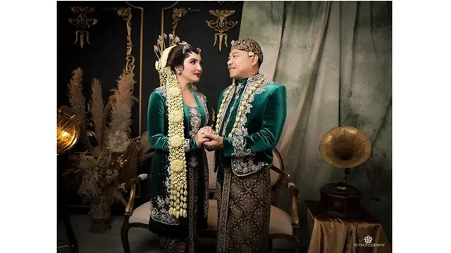 6 Gaya Pemotretan Keluarga Anang Hermansyah dan Ashanty ala Pengantin Jawa, Menawan
