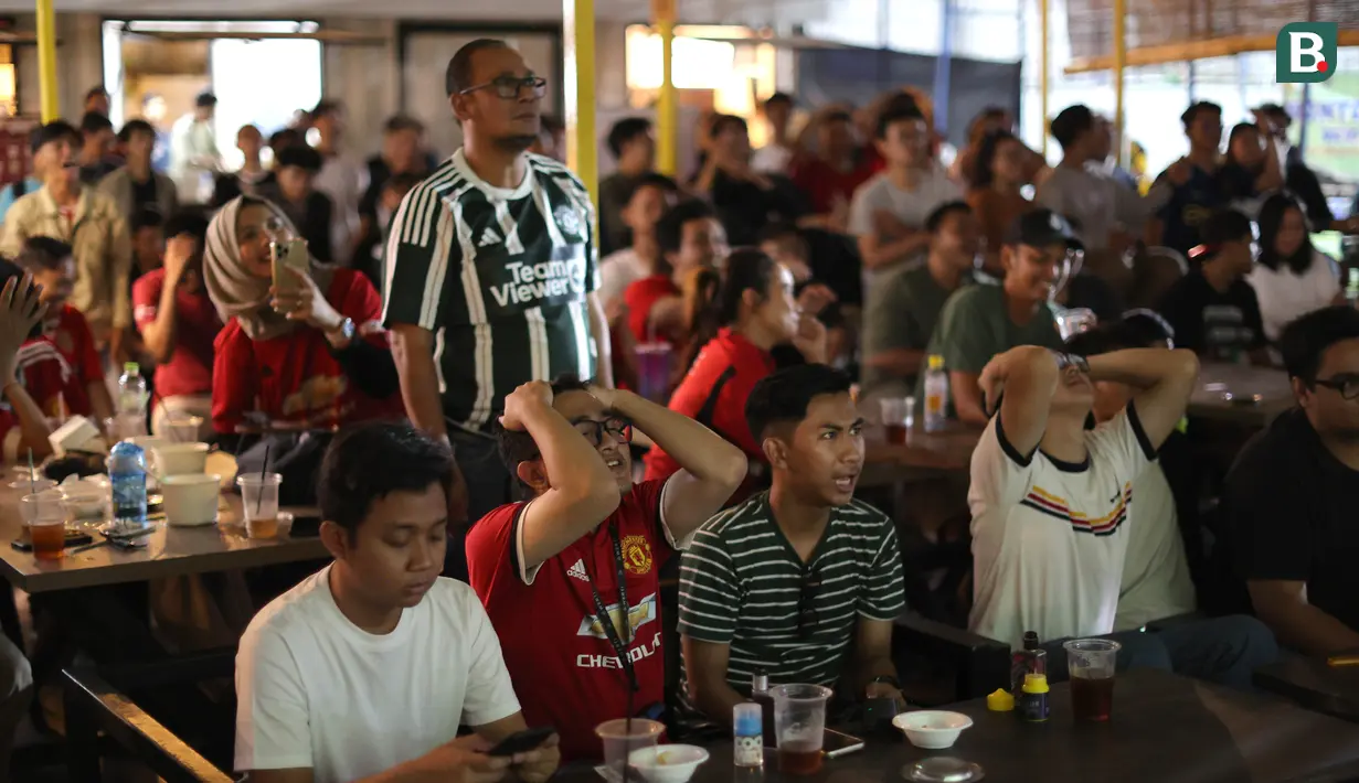 Ekspresi kekecewaan dari komunitas IndoManUtd Regional Jakarta saat menyaksikan pertandingan Premier League 2023/2024 antara West Ham United kontra Manchester United dalam acara Roaring Night edisi perdana di Pitch 98, Kemang, Jakarta, Sabtu (23/12/2023). (Bola.com/Bagaskara Lazuardi)