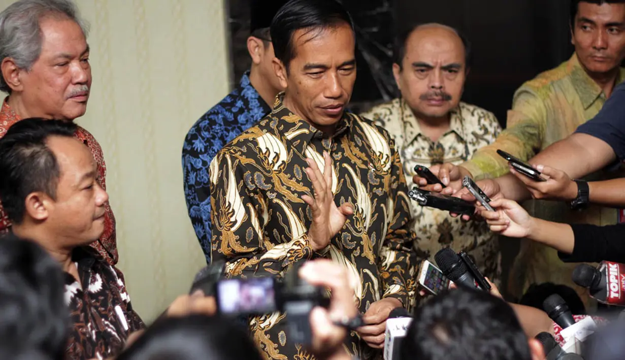 Presiden Jokowi saat menjawab pertanyaan wartawan usai pertemuan tertutup dengan PP Muhammadiyah, Jakarta, Rabu (24/12/2014). (Liputan6.com/Faizal Fanani)
