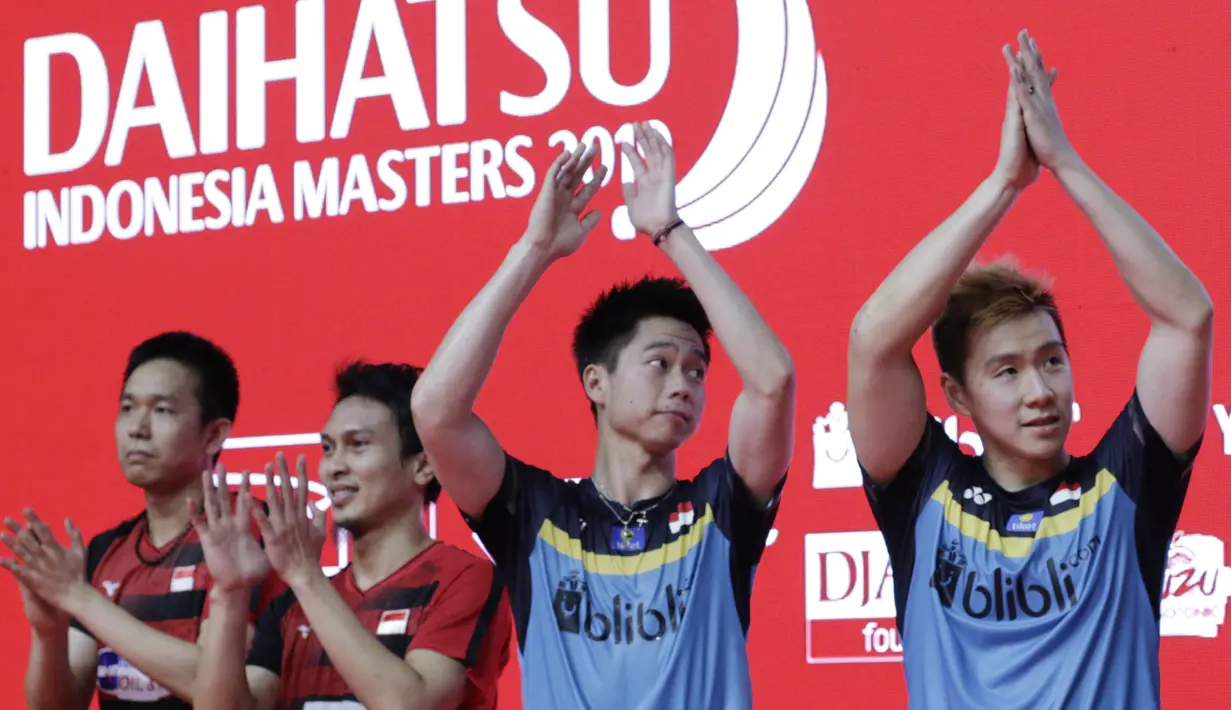 Pasangan Indonesia, Kevin Sanjaya/Marcus Gideon, melakukan selebrasi usai menjuarai Indonesia Masters 2019 dengan mengalahkan Mohammad Ahsan/Hendra Setiawan di Istora, Minggu (27/1). Kevin/Marcus menang 21-17, 21-11. (Bola.com/M Iqbal Ichsan)