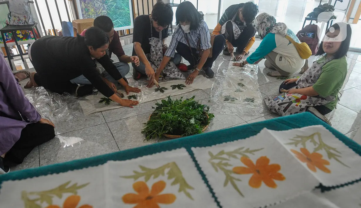 Anak berkebutuhan khusus (ABK) mengikuti pelatihan  ecoprint dari dedaunan  di Pasar Gintung, Tangerang Selatan, Banten, Selasa (13/6/2023). (merdeka.com/Arie Basuki)