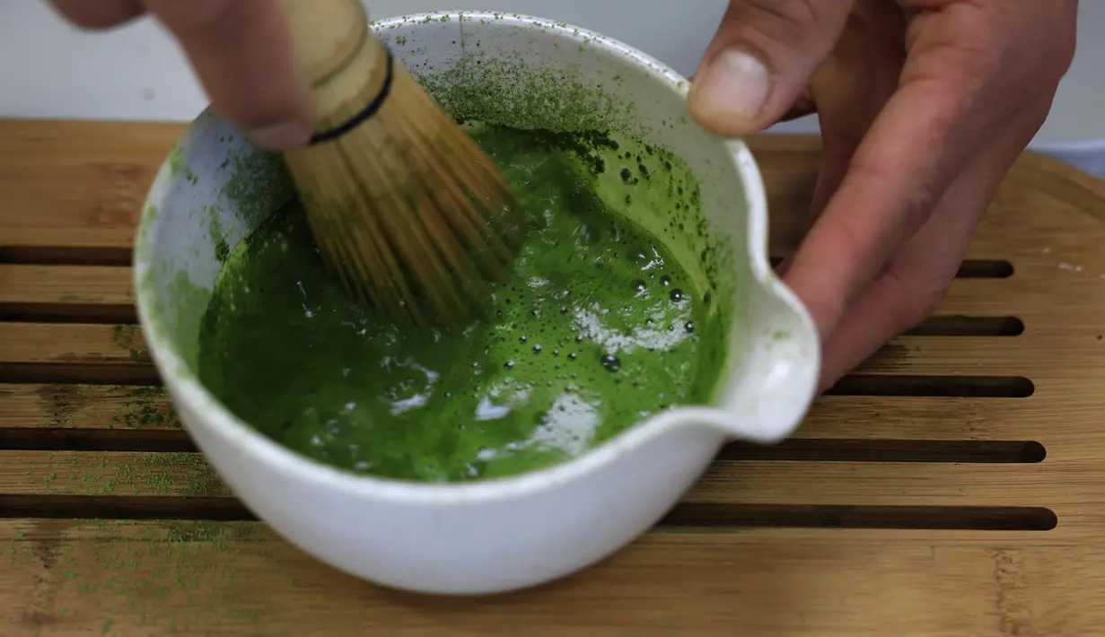 Metode panen dan pengolahan matcha yang padat karya, ditambah dengan menurunnya jumlah petani teh Jepang, semakin memperparah kelangkaan tersebut. (Justin Sullivan/Getty Images North America/Getty Images via AFP)