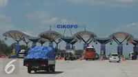 Suasana gerbang Tol Cikopo, Jawa Barat, Senin (13/7/2015). Menjelang H-4 Lebaran, arus lalu lintas di Tol Cipali terlihat lancar. (Liputan6.com/Herman Zakharia)