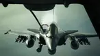 Jet tempur Dassault Rafale milik Prancis menerima bahan bakar dari pesawat tanker Angkatan Udara AS KC-10 di dekat Irak (26/10). Di Irak saat ini tengah terjadi pertempuran antara koalisi Irak-ISIS. (U.S. Air Force/Senior Airman Tyler Woodward/REUTERS)