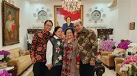 Ketum PDIP Megawati Soekarnoputri bersama tiga anaknya Rizki Pratama (kanan), Prananda Prabowo (kiri), dan Puan Maharani (kedua dari kiri) saat perayaan ulang tahun ke-76 ibunda. (Foto: Istimewa)