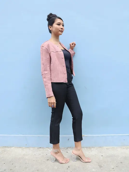 "Aku benar-benar mulai dari nol sampai lagu aku ciptain sendiri, aransemen sendiri, video klip aku juga turut andil besar," lanjut Dita. (Nurwahyunan/Bintang.com)