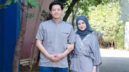 Busana kembar yang dikenakan oleh Cut Meyriska dan Roger Danuarta juga bisa dijadikan inspirasi berbusana sehari-hari.  Meski menggunakan baju kembar, penampilan keduanya tetap terlihat stylish dan menawan. (Liputan6.com/IG/@cutratumeyriska)