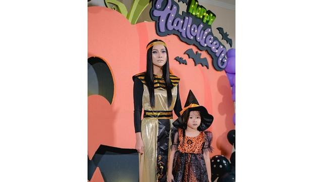 6 Gaya Sarwendah Pakai Kostum Halloween, Bak Ratu Mesir