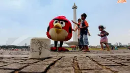 Dua bocah kecil ini tampak asyik bermain dengan manusia boneka Angry Bird   (Liputan6.com/Faizal Fanani)