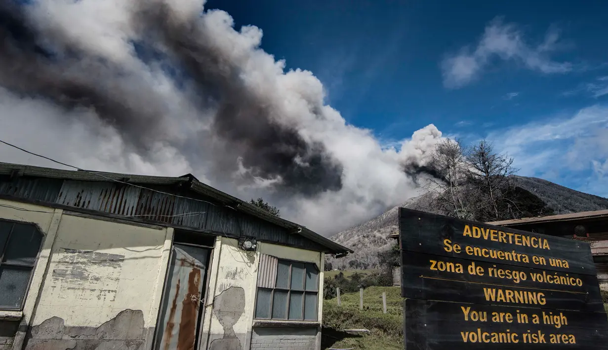 Gunung Turrialba mengeluarkan abu vulkanik saat erupsi, terlihat dari Cartago, 35 km dari San Jose, Kosta Rika (6/1). Gunung berketinggian 3.432 mdpl tersebut kembali meletus pada Kamis (5/1). (AFP Photo/Ezequiel Becerra)