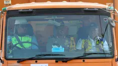 Menteri PUPR Basuki Hadimuljono (kanan) dan Kapolda Jateng Irjen Pol Condro Kirono (tengah) menaiki truk saat melintasi Jembatan Kali Kuto di Batang, Jateng, Rabu (13/6). Jembatan berada di ruas tol fungsional Batang-Semarang. (Liputan6.com/Arya Manggala)
