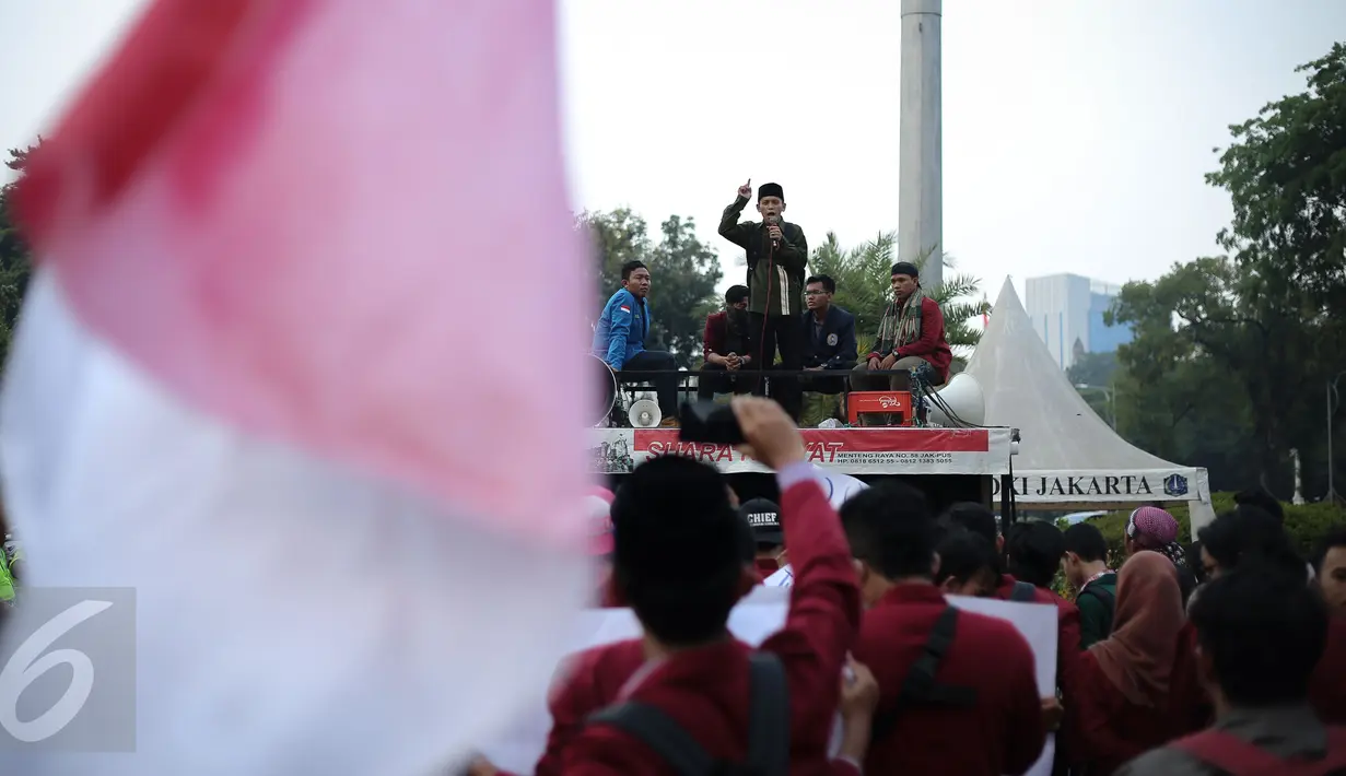 Sejumlah mahasiswa yang tergabung dalam Aliansi Badan Eksekutif Mahasiswa se-Indonesia menggelar aksi unjuk rasa di depan Istana Merdeka, Jakarta, Rabu (11/11/2015). (Liputan6.com/Faizal Fanani)