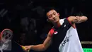 Tunggal putra Indonesia, Ihsan Maulana M menjajal kok jelang laga melawan pemain Malaysia Lee Chong Wei usai berlaga di semifinal BCA Indonesia Open 2016, Jakarta, Sabtu (4/6). Ihsan kalah dua set langsung 9-21, 18-21. (Liputan6.com/Helmi Fithriansyah)