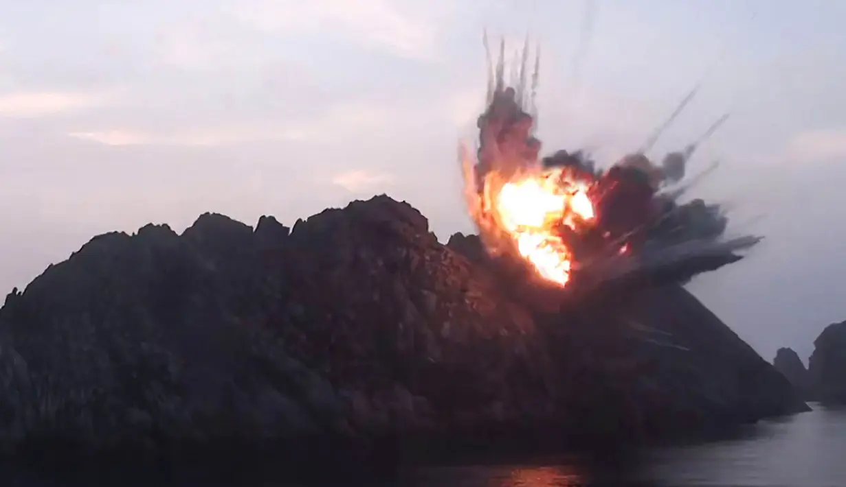 Sebuah rudal taktis terbaru mengenai sasaran pulau kecil yang ditargetkan di Laut Timur Korea (7/8/2019). Menurut KCNA, Kim Jong-un menyebut peluncuran dua rudal terbaru tersebut sangatlah memuaskan. (KCNA VIA KNS/AFP)