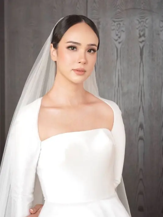Berkat tangan piawai MUA Archangela Chelsea, Pamela Bowie tampil menawan di hari pernikahannya dengan makeup flawlessnya. [@archangelachelsea]