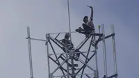 Video dua pria memanjat tower setinggi sekitar 50 meter tanpa pengaman demi konten YouTube viral di media sosial. (Liputan6.com/ Istimewa)