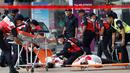 Petugas mengevakuasi korban saat latihan persiapan SEA Games Asia Tenggara di Kuala Lumpur, Malaysia, (20/7). Kuala Lumpur akan menjadi tuan rumah SEA ke-29 Games dan Ke-9 ASEAN Para Games pada 19-30 Agustus. (AP Photo/Vincent Thian)