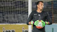 Kiper Persib, I Made Wirawan, melakukan pemanasan jelang laga Torabika Soccer Championship 2016 melawan Sriwijaya FC di Stadion Si Jalak Harupat, Bandung, Sabtu (30/4/2016). (Bola.com/Vitalis Yogi Trisna)