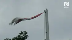 Warga Palembang dihebohkan dengan berkibarnya bendera merah putih di halaman gedung DPRD namun dalah keadaan robek.
