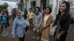 Mufidah Jusuf Kalla melihat lokasi syuting film 'Athirah' di Makassar, Minggu (7/6/2015). Riri Riza dan sejumlah pemain tampak berbincang dengan Mufidah Jusuf Kalla. (Liputan6.com/Faizal Fanani)