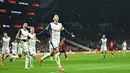 Pertandingan antara Tottenham Hotspur melawan AS Roma berjalan cukup menarik. Laga baru berjalan lima menit, The Lilywhites unggul lewat gol dari titik putih yang berhasil dieksekusi dengan baik oleh Son Heung-min. (JUSTIN TALLIS/AFP)