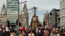 Sebuah boneka raksasa bernama Giant berjalan melewati dermaga di Liverpool, Inggris, Minggu (7/10). Boneka tersebut merupakan karya dari kelompok teater jalanan Prancis, Royal de Luxe yang berjudul: Liverpool's Dream (OLI SCARFF/AFP)