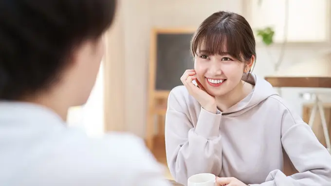 jatuh cinta menatap pria ngobrol