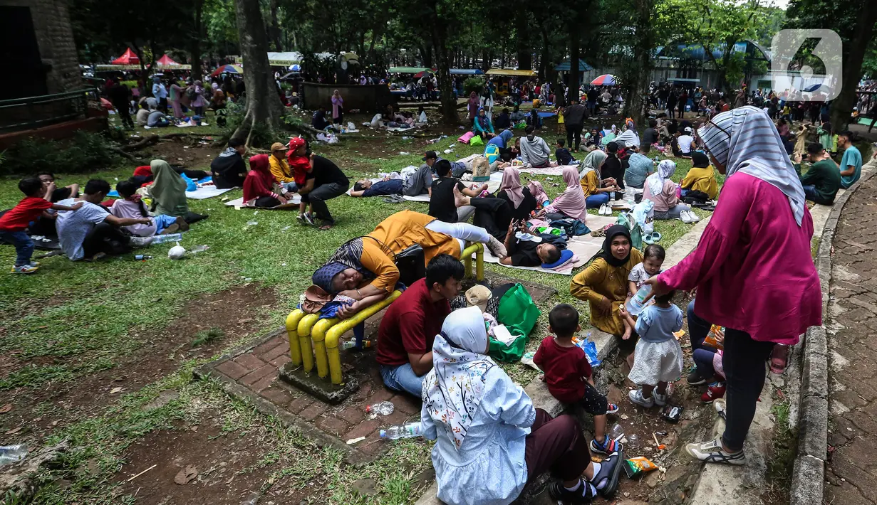 Taman Margasatwa Ragunan (TMR) masih menjadi destinasi favorit liburan warga saat momen libur Lebaran. (Liputan6.com/Johan Tallo)