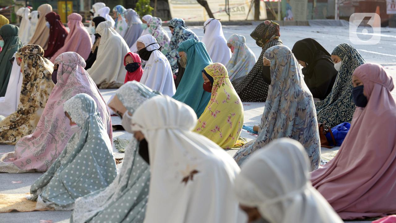 FOTO: Penerapan Physical Distancing Salat Id di Tangerang Selatan