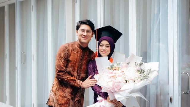6 Potret Wisuda Lesti Kejora ketika Hamil Besar, Rizky Billar Tak Bisa Dampingi