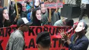 Sejumlah massa bertopeng CEO Lippo Group, James Riady menggelar unjuk rasa di depan Gedung KPK, Jakarta, Rabu (25/10). Massa menuntut KPK segera menyeret James Riyadi terkait kasus dugaan suap perizinan proyek Meikarta. (Merdeka.com/Dwi Narwoko)