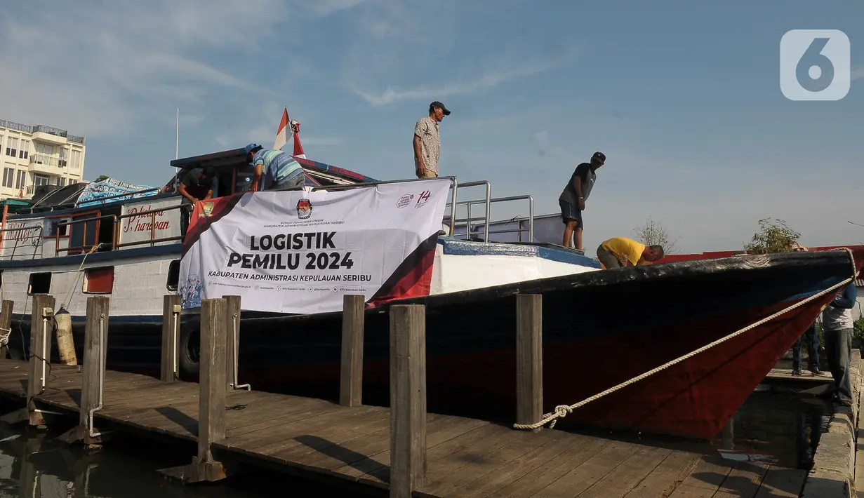 Sebanyak enam kapal untuk mengawal pengiriman logistik pemilu 2024 dari Dermaga 1 Marina Ancol,Jakarta Utara menuju pulau Pramuka Kabupaten Kepulauan Seribu. (merdeka.com/Imam Buhori)