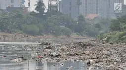 Tumpukkan sampah yang muncul di permukaan Kanal Banjir Barat, Jakarta, Selasa (16/7/2019). Kemarau sejak dua bulan terakhir ini menyebabkan sampah-sampah yang mengendap di dasar sungai muncul ke permukaan sehingga menimbulkan bau tak sedap. (merdeka.com/Iqbal S Nugroho)