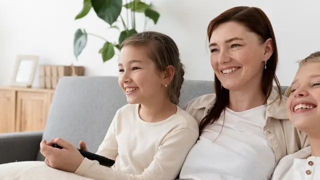 Untuk menghadapi tantangan tersebut, orang tua perlu menerapkan aturan penggunaan perangkat dengan tegas namun fleksibel.