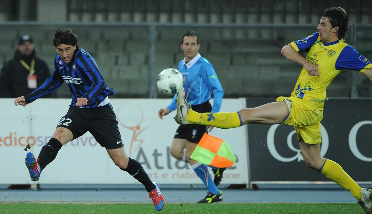 Francesco Acerbi. Bek tengah Italia ini memperkuat Chievo selama 1 musim pada 2011/2012. Total bermain dalam 20 laga dengan mencetak 1 gol. Saat ini masih aktif bermain bersama Lazio yang telah diperkuatnya sejak 2018/2019 dan tampil dalam 138 laga dengan mencetak 6 gol. (Foto: AFP/Olivier Morin)