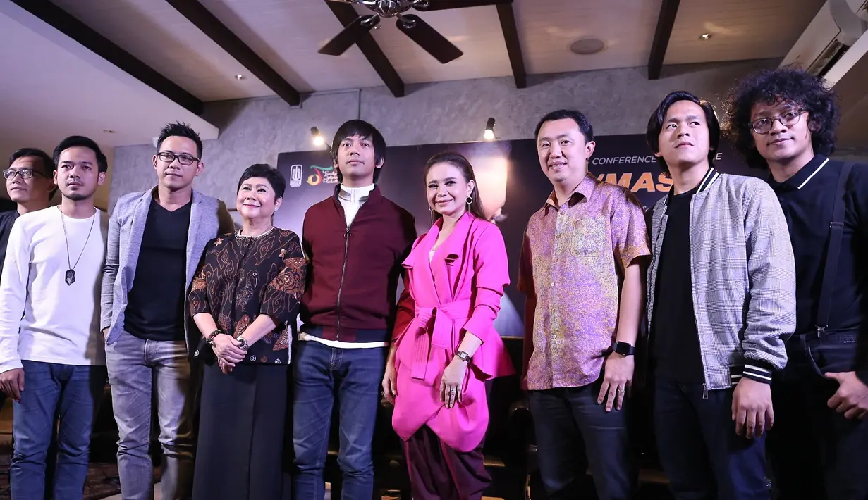 Tidak hanya Riang yang merasakan senang, tapi juga penyanyi solo asal Sumedang Rossa. Ibu satu anak itu menyambut antusias dengan tawaran dari D'Masiv. (Nurwahyunan/Bintang.com)