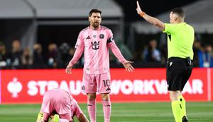 Penyerang Inter Miami Lionel Messi bereaksi terhadap wasit sementara gelandang Yannick Bright (42) bereaksi di lapangan selama babak pertama pertandingan MLS melawan Los Angeles FC, Minggu, 22 Februari 2026, di Los Angeles, California. (AP Photo/Jessie Alcheh)