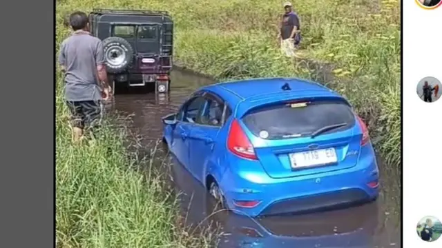 Sudah Diperingatkan Petugas, Mobil Nekat Masuk Kawasan Gunung Bromo dan Terjebak Genangan Air