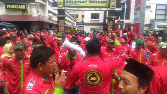 Solidaritas Ketua RT/RW Kota Makassar seruduk Mapolrestabes Makassar (Liputan6.com/ Eka Hakim)
