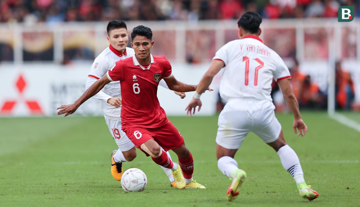 <p>Marselino Ferdinan (tengah) berusaha lepas dari penjagaan dua pemain Vietnam saat Timnas Indonesia bertanding pada semifinal Piala AFF 2022 di Stadion Utama Gelora Bung Karno, Jumat (6/1/2023) sore WIB. (Bola.com/Bagaskara Lazuardi)</p>
