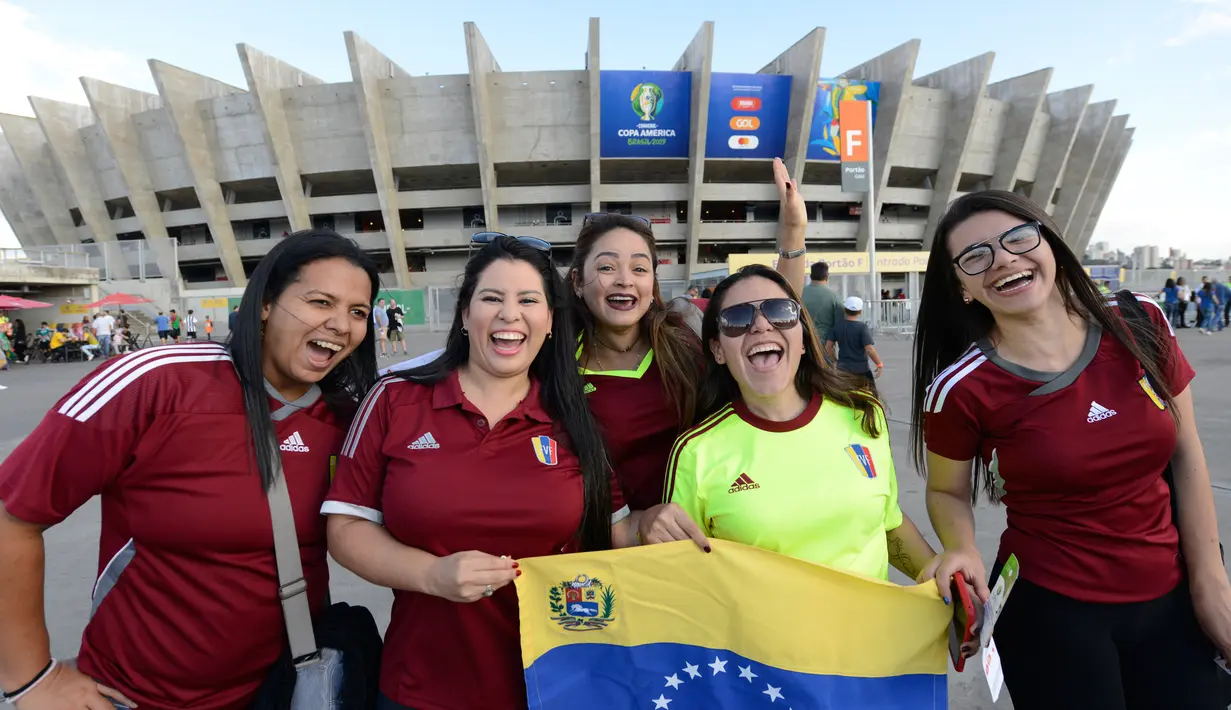 Suporter Venezuela berpose sebelum pertandingan sepak bola Grup A Copa America antara Bolivia dengan Venezuela di Stadion Mineirao, Belo Horizonte, Brasil, Sabtu (22/6/2019). (AP Photo/Eugenio Savio)