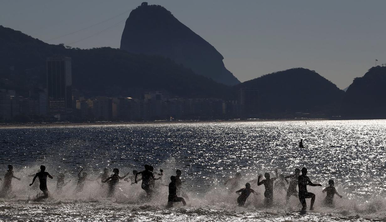 Para atlet putri berlomba dalam triatlon kualifikasi ITU World Olympic di Pantai Copacabana, Rio de Janeiro, Brazil. (2/8/2015). (Reuters/Sergio Moraes)
