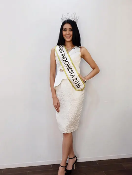 Selalu menebar senyum di atas panggung, Natasha Mannuela mampu memikat hati para juri. Selain kecantikannya, kecerdasan dan kepiawaian Natasha dalam menjawab serangkaian pertanyaan para juri pun tak diragukan lagi. (Instagram/natashamannuela)