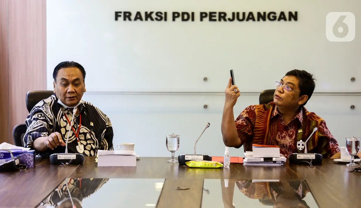 Ketua Fraksi PDIP DPR Utut Adianto (kanan) dan Sekretaris Fraksi Bambang Wuryanto memberikan keterangan soal pencopotan Rieke Diah Pitaloka, Jakarta, Kamis (9/7/2020). Fraksi PDIP menjelaskan, pergantian ini memang bukan semata-mata untuk penyegaran atau rotasi biasa. (Liputan6.com/Johan Tallo)