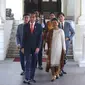 Presiden  Joko Widodo bersama ibu negara Iriana didampingi putra putrinya bersiap meninggalkan Istana Merdeka menuju gedung DPR, Jakarta, Minggu (20/10/2019). Jokowi bersama keluarga menuju DPR untuk dilantik menjadi presiden untuk kedua kalinya. (Liputan6.com/Angga Yuniar)