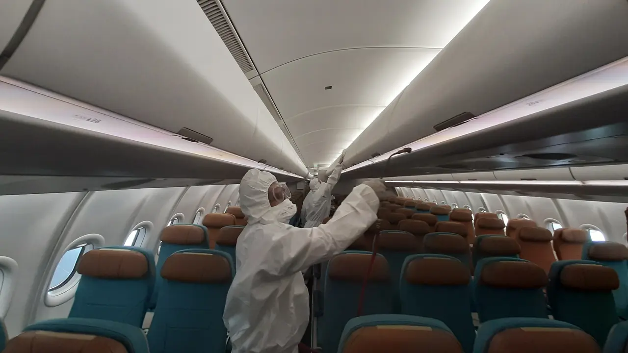 Pesawat Garuda Indonesia didisinfektan